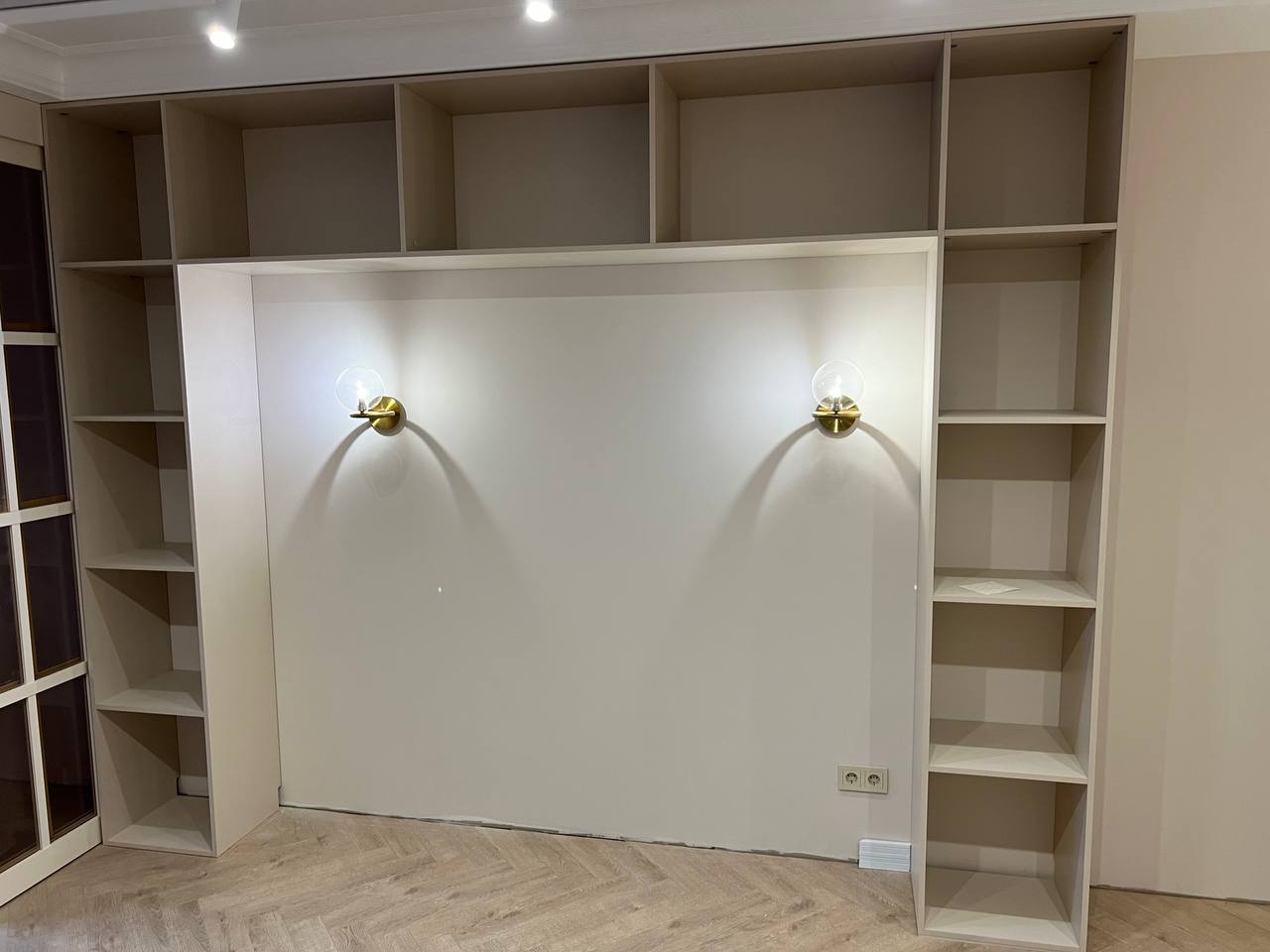 Стеллаж-ниша под кровать Бежевый + Золотые бра